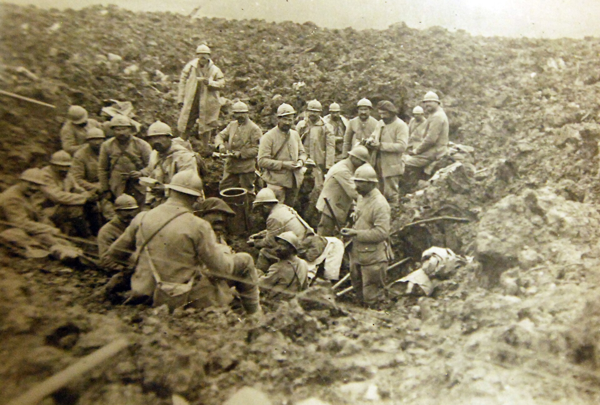 1920px-French_troops_in_crater_on_the_Chemin_des_Dames_under_fire,_WWI_(32250807916)